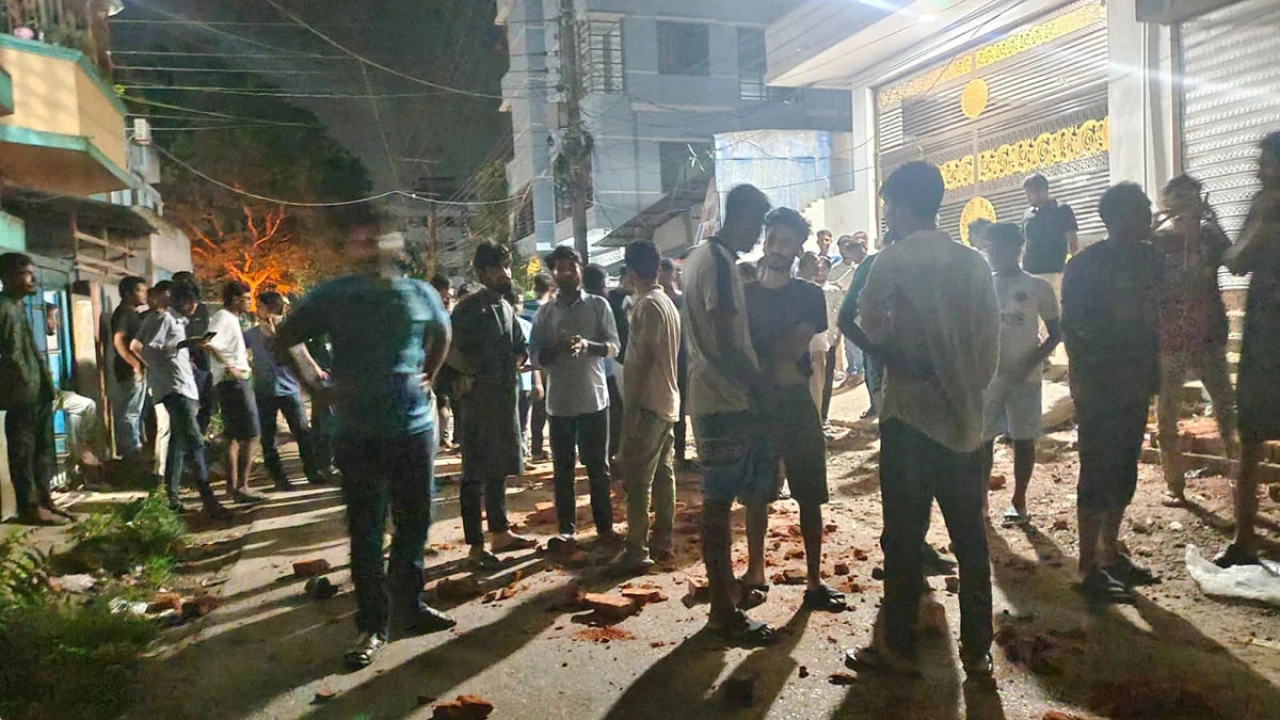 মধ্যরাতে চবি শিক্ষার্থী ও স্থানীয়দের সংঘর্ষে আহত ৬০