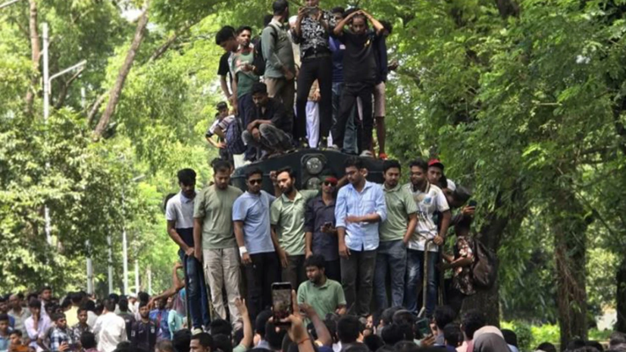 তিন দাবিতে কৃষি বিশ্ববিদ্যালয়ের শিক্ষার্থীদের রেলপথ অবরোধ, ট্রেন চলাচল বন্ধ
