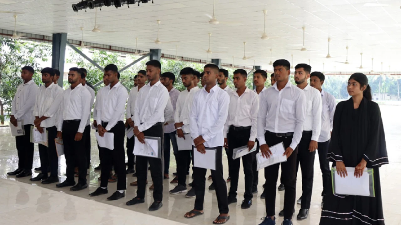 ১২০ টাকায় পুলিশে চাকরি পেলেন ২৩ তরুণ-তরুণী