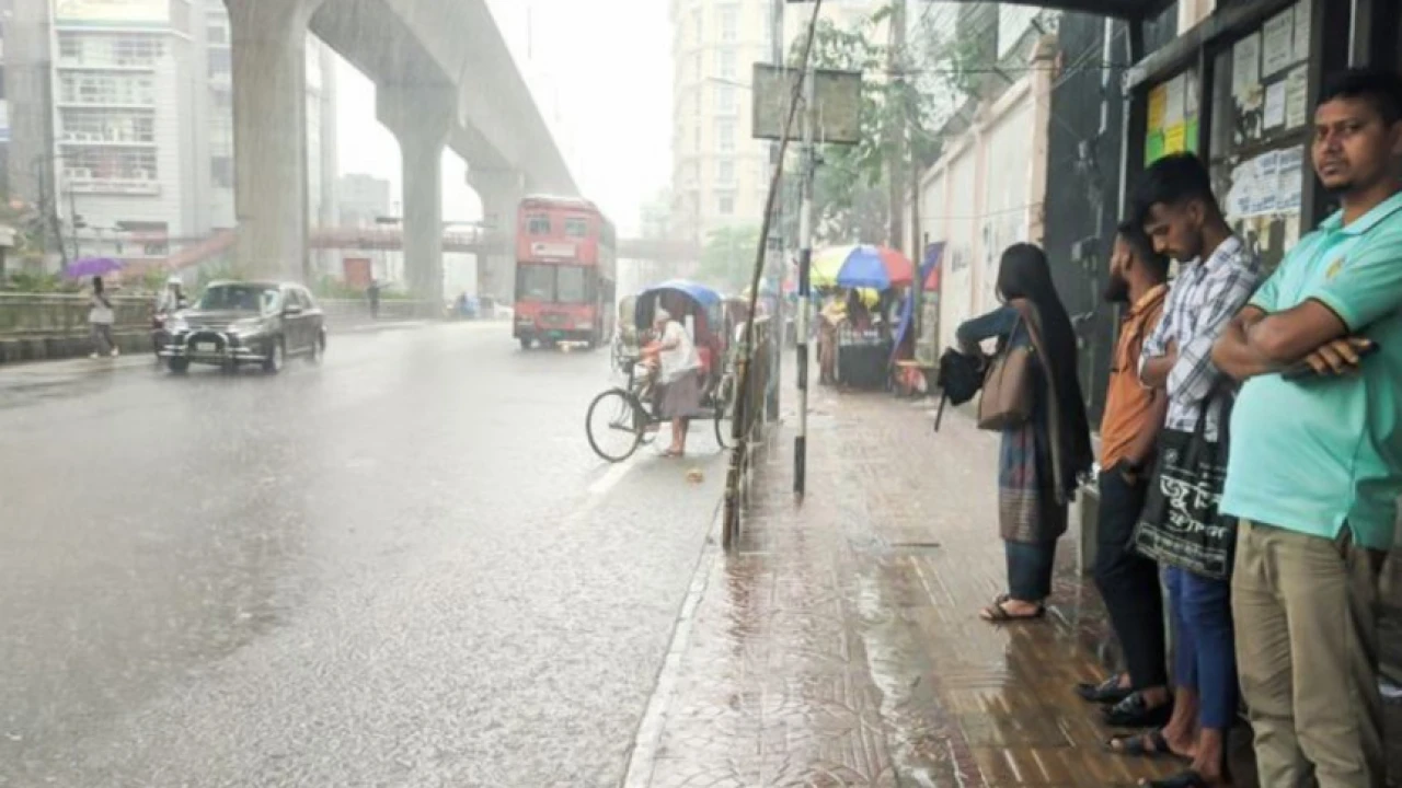 বৃষ্টিস্নাত রাজধানীতে অফিসগামীদের দুর্ভোগ, ভোগান্তি