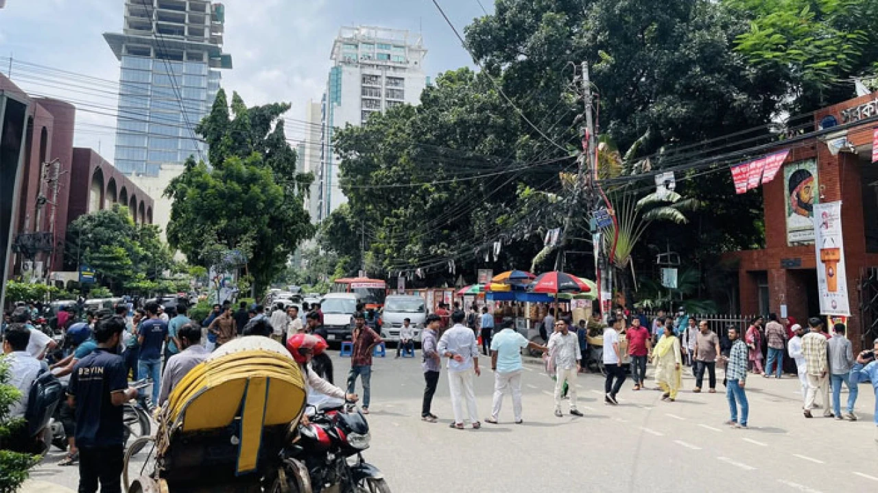 তিতুমীর কলেজ শিক্ষার্থীদের সড়ক অবরোধ, যান চলাচল ব্যাহত