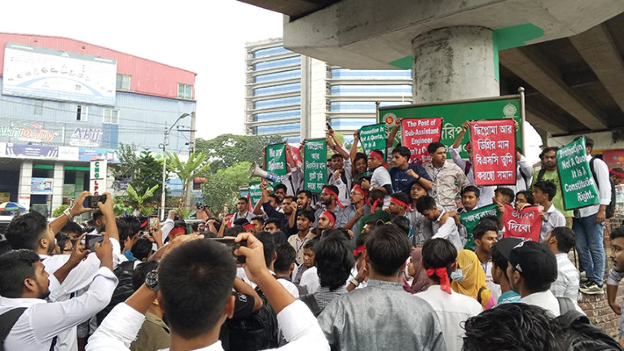 ‘লাল অঙ্গীকার’ কর্মসূচি নিয়ে সড়কে পলিটেকনিক শিক্ষার্থীরা