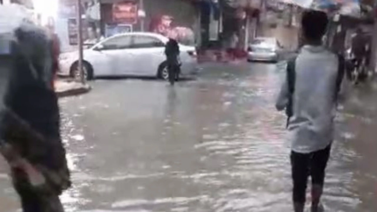 শরতের সকালে অঝোরে বৃষ্টি, রাজধানীবাসীর ভোগান্তি